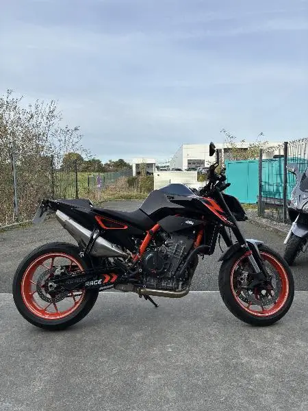 890 DUKE R