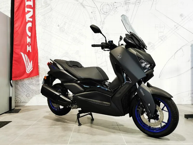 XMAX 300