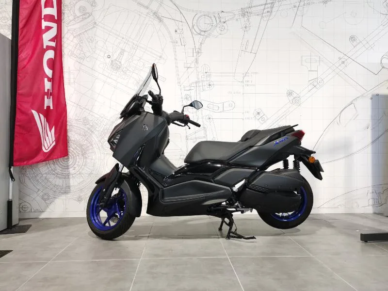 XMAX 300