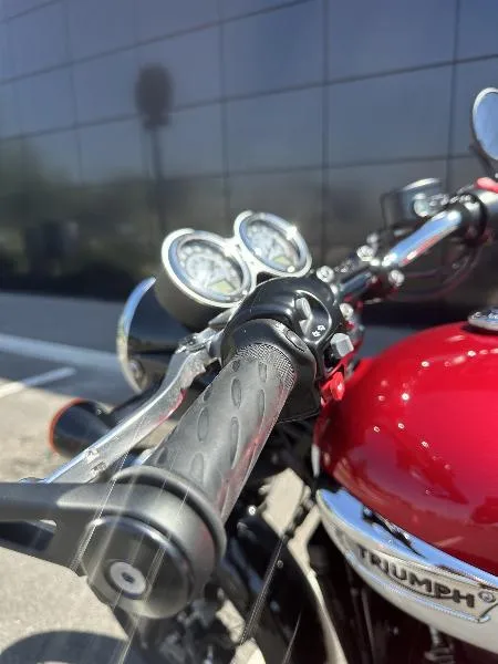 Bonneville T100