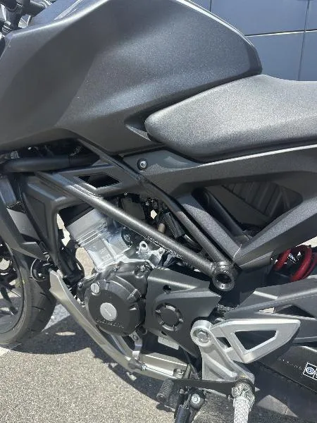 CB 125  R