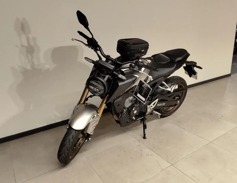CB 125 R