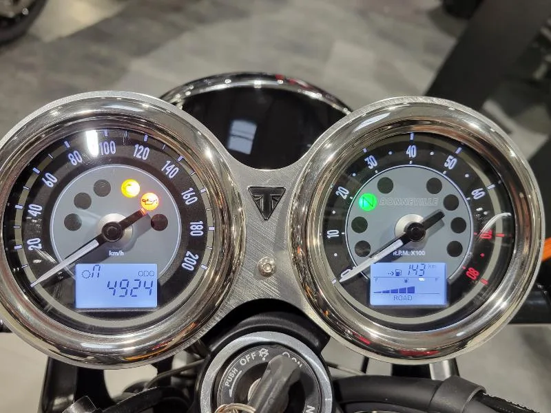 Bonneville T100