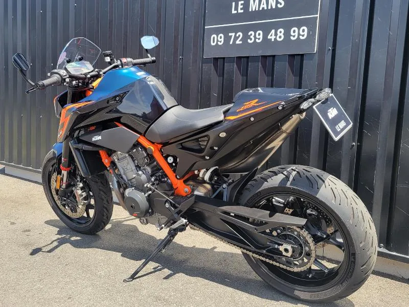 890 DUKE R
