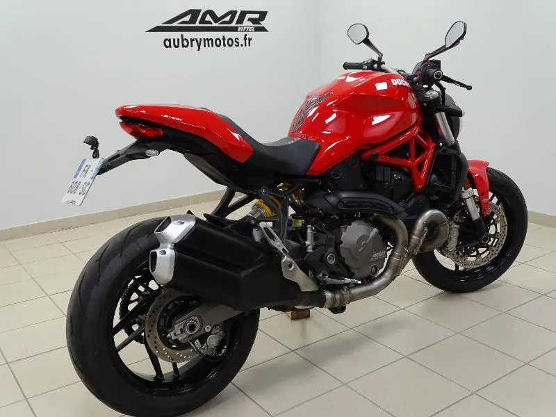 MONSTER 821