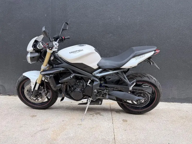 STREET TRIPLE 675