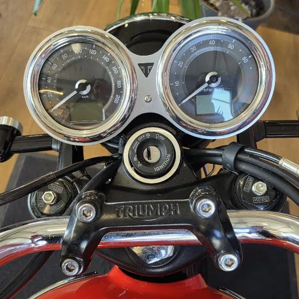 Bonneville T100