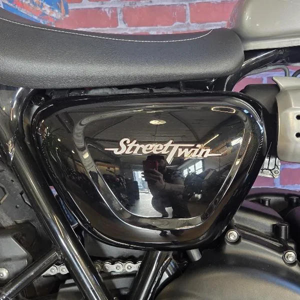 STREET TWIN  900