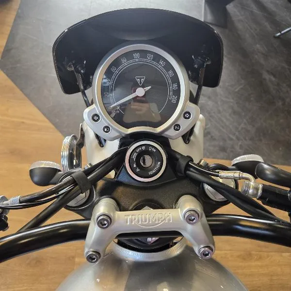 STREET TWIN  900