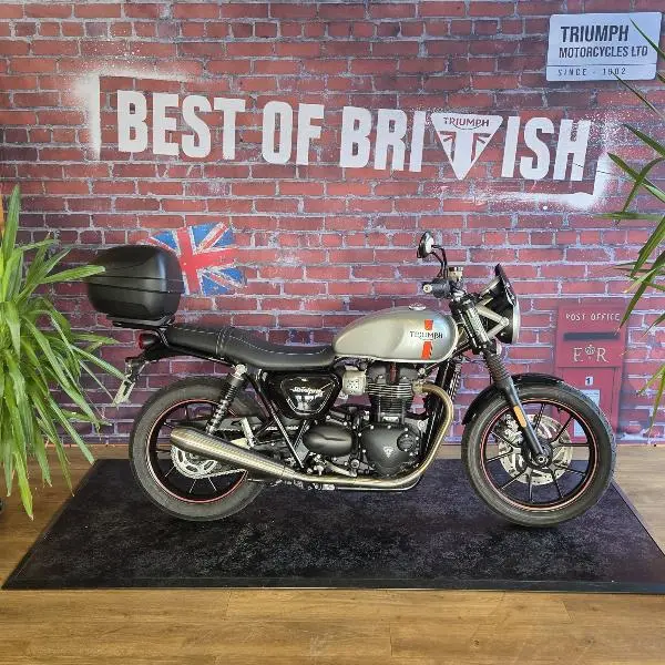 STREET TWIN  900