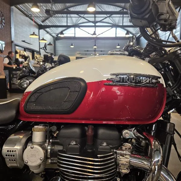 BONNEVILLE T120