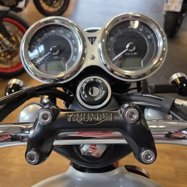 Bonneville T100