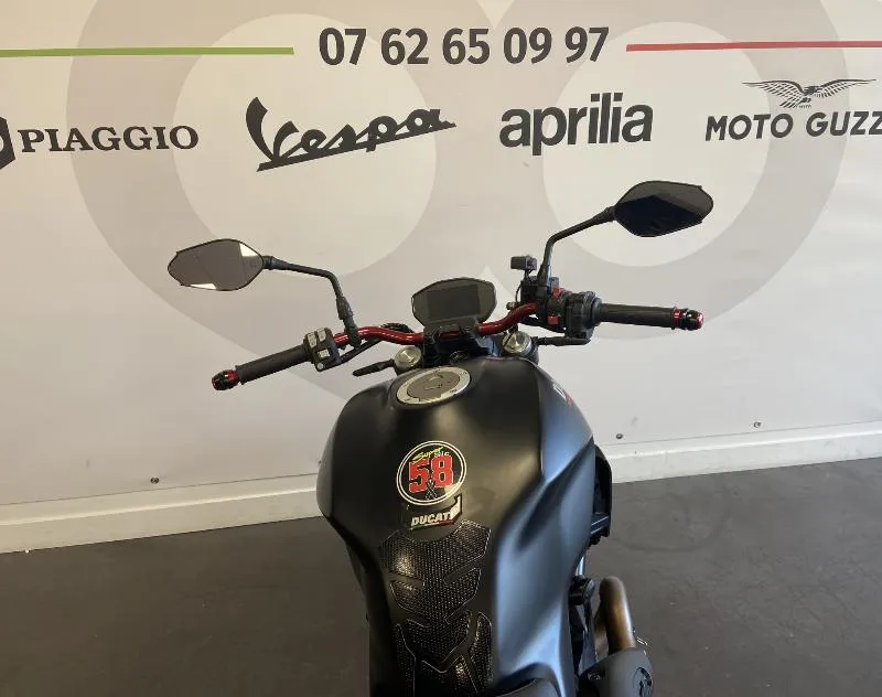 MONSTER 821