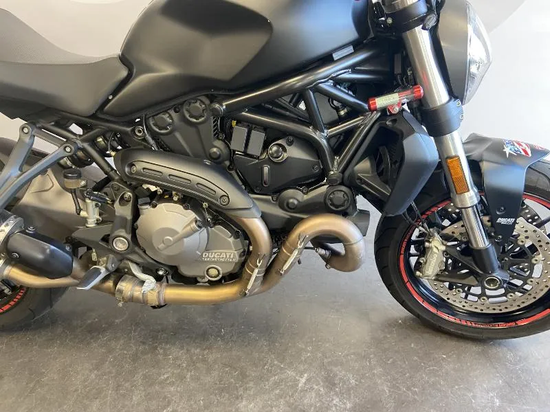 MONSTER 821