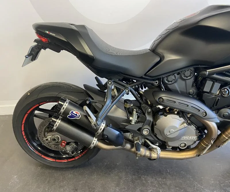 MONSTER 821