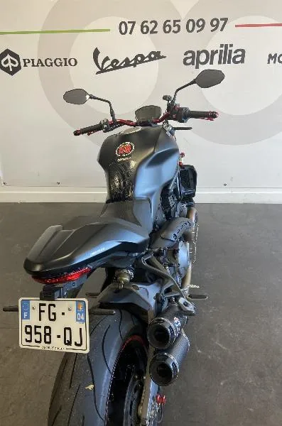 MONSTER 821