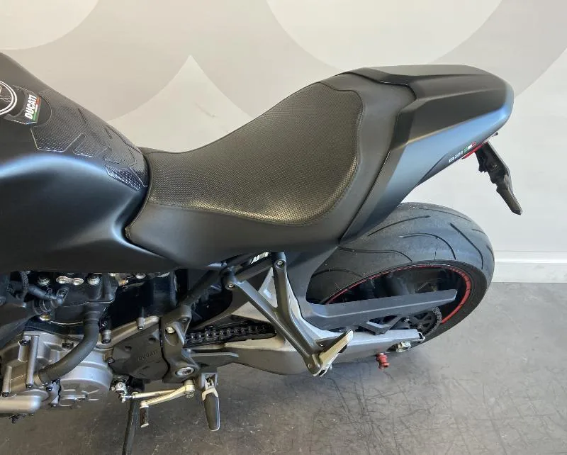 MONSTER 821