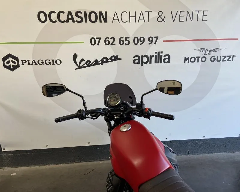 V7 III STONE 750