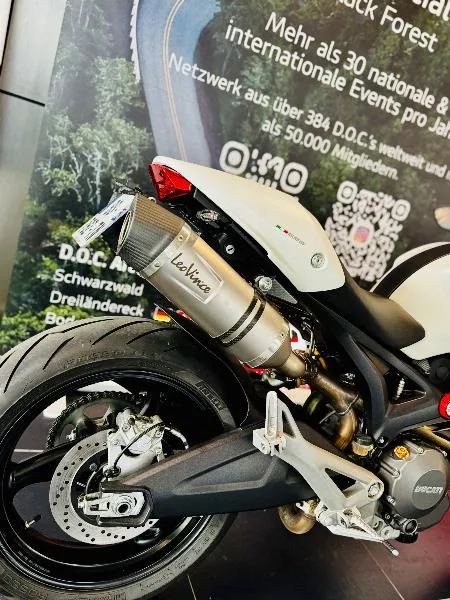 MONSTER 696