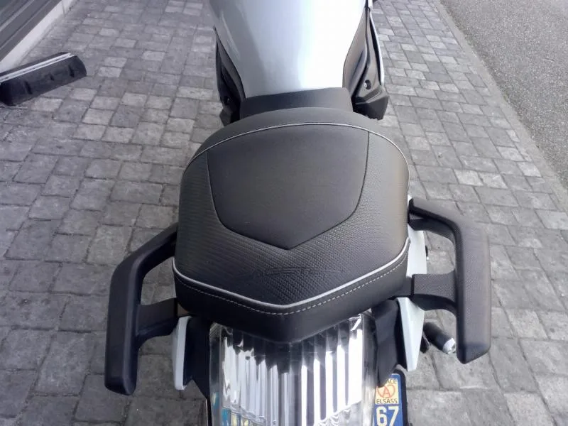 XJ6 