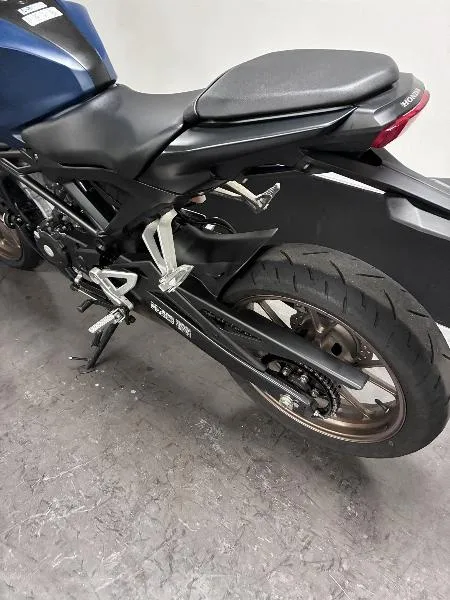 CB 125  R