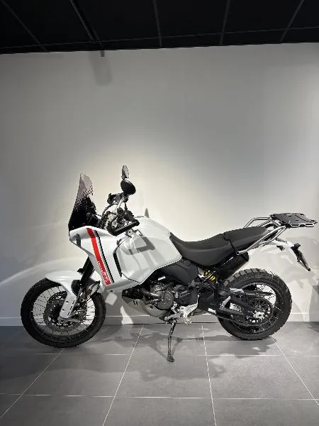 DESERT X 937 WHITE LIVERY
