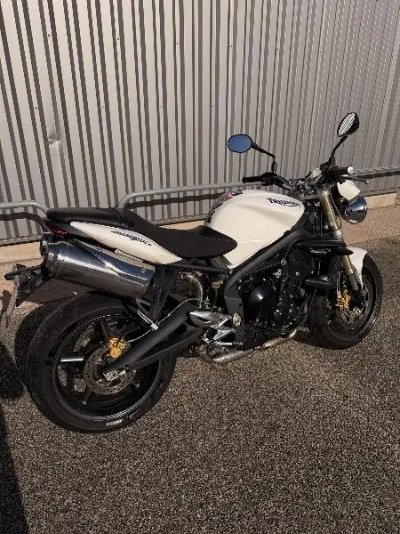 STREET TRIPLE 675