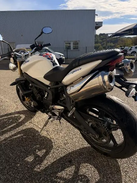 STREET TRIPLE 675