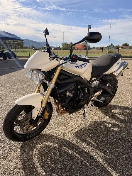 STREET TRIPLE 675