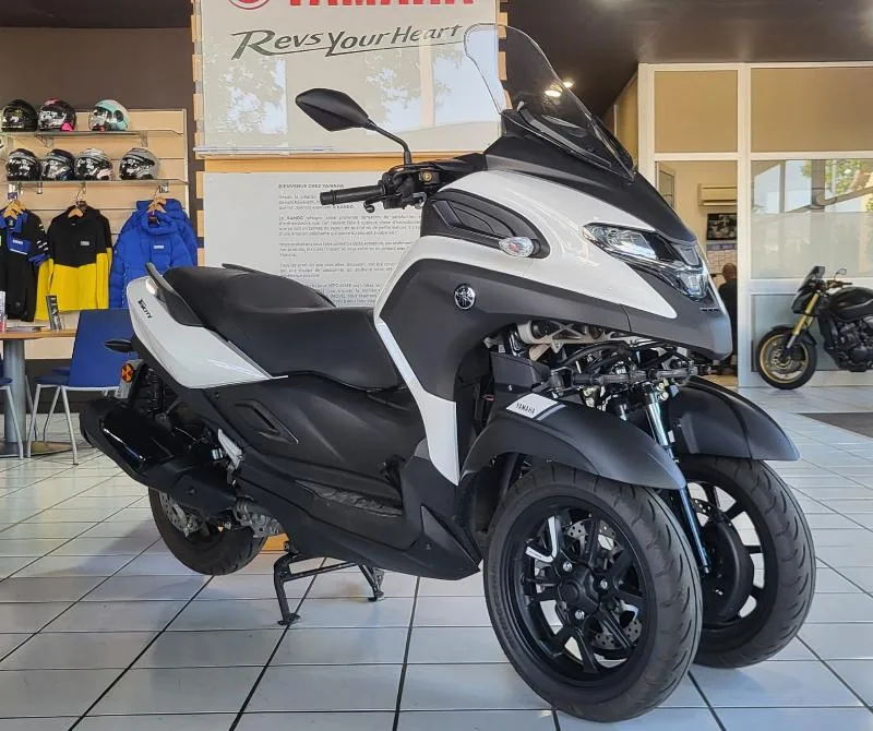 TRICITY 300