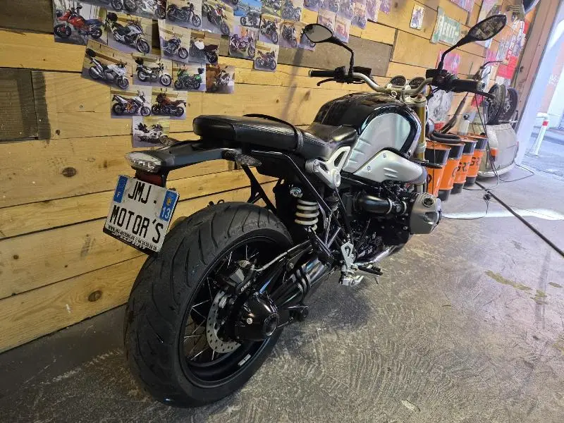 R NineT