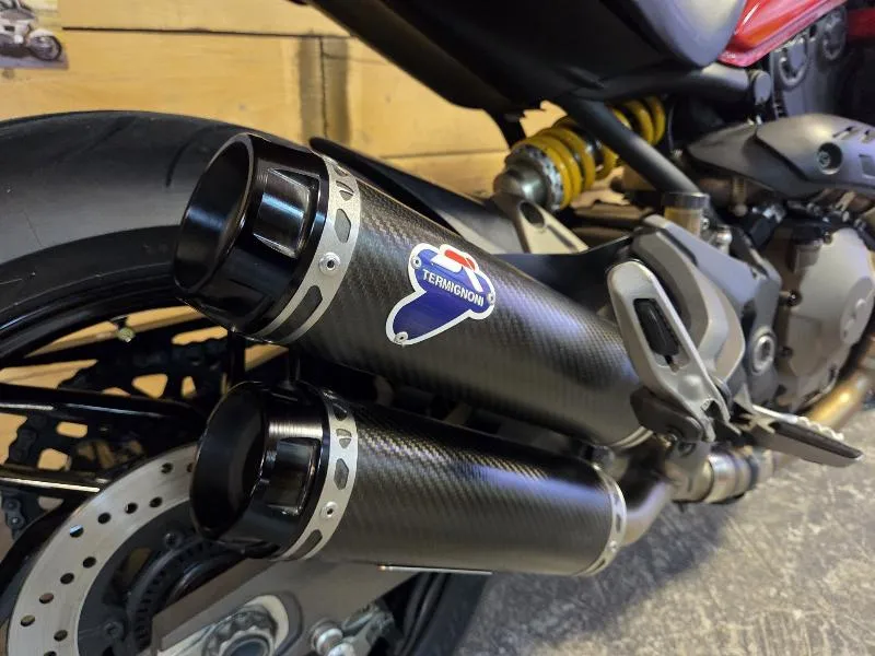 MONSTER 821