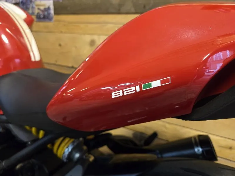 MONSTER 821