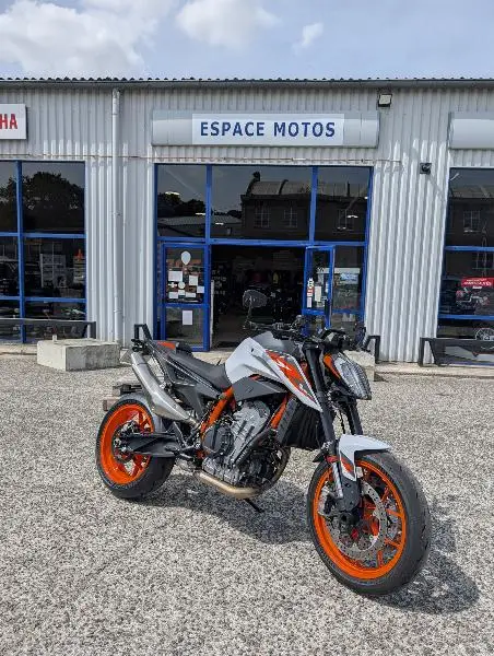 890 DUKE R