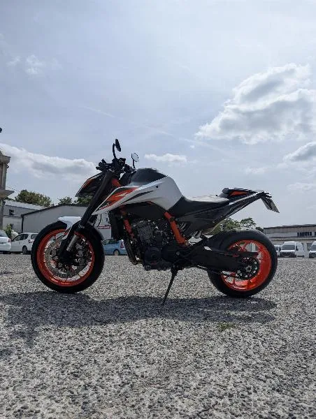 890 DUKE R