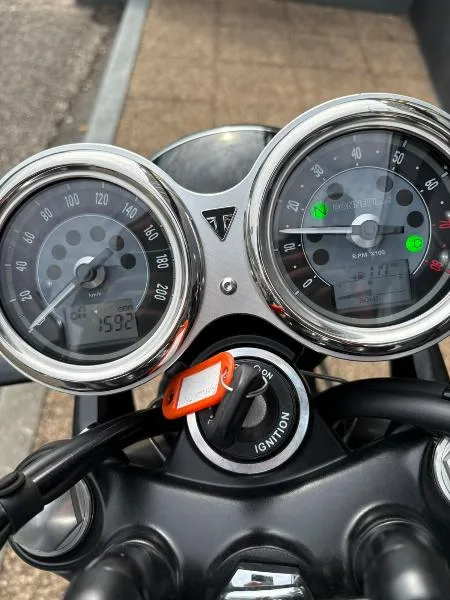 Bonneville T100