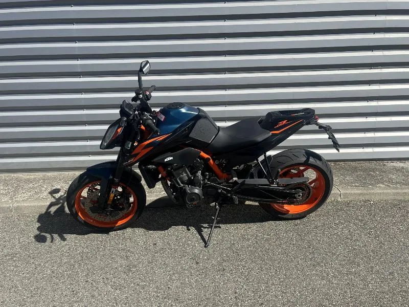 890 DUKE R