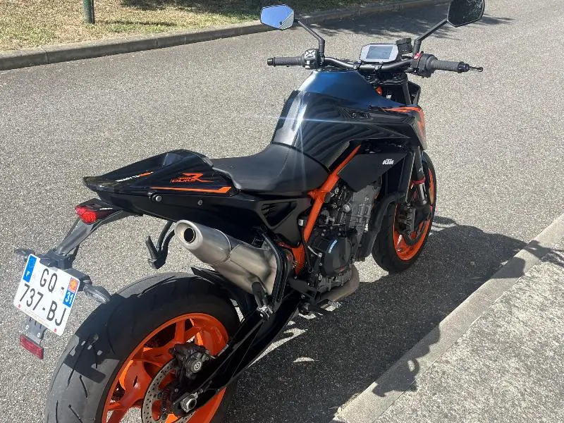 890 DUKE R