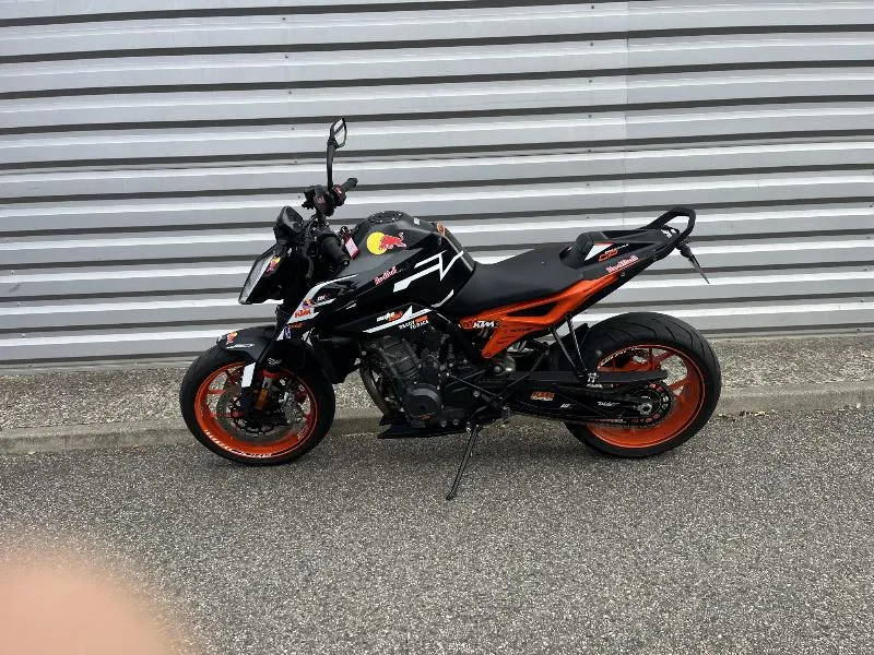 890 DUKE R