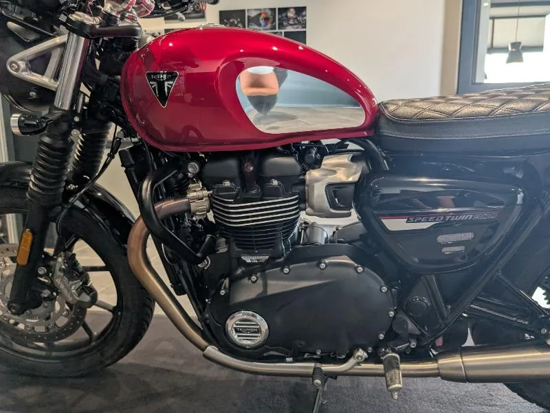 SPEED TWIN 900