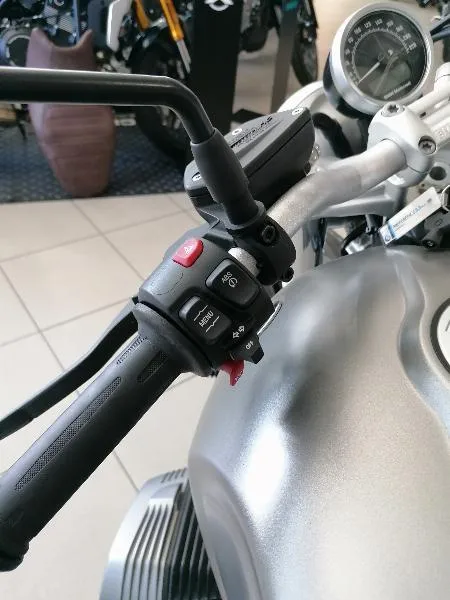 R NineT