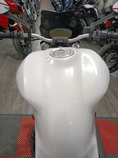 MONSTER 821