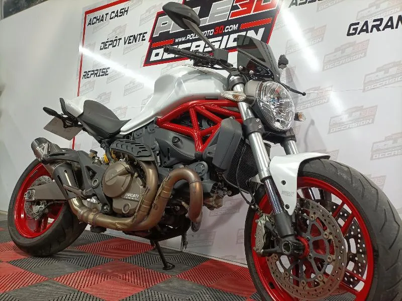 MONSTER 821