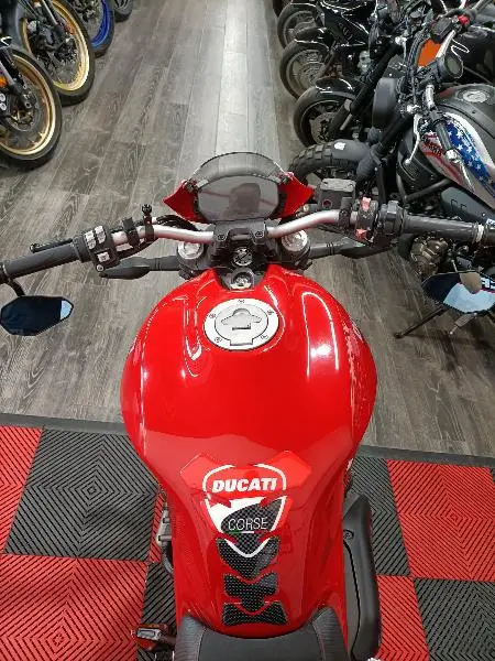 MONSTER 821