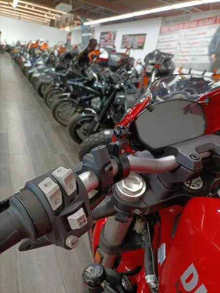 MONSTER 821