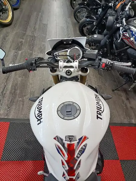 STREET TRIPLE 675