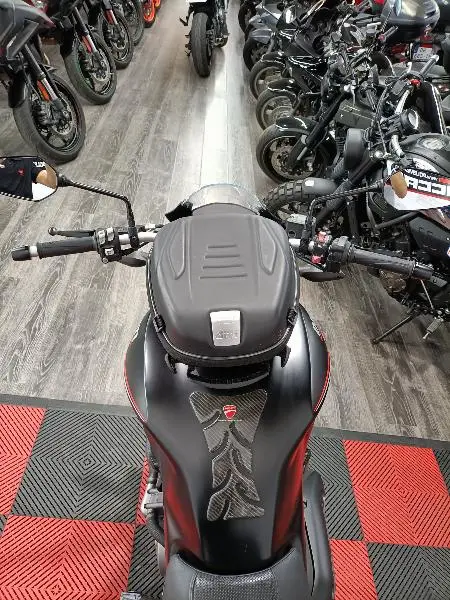 MONSTER 821