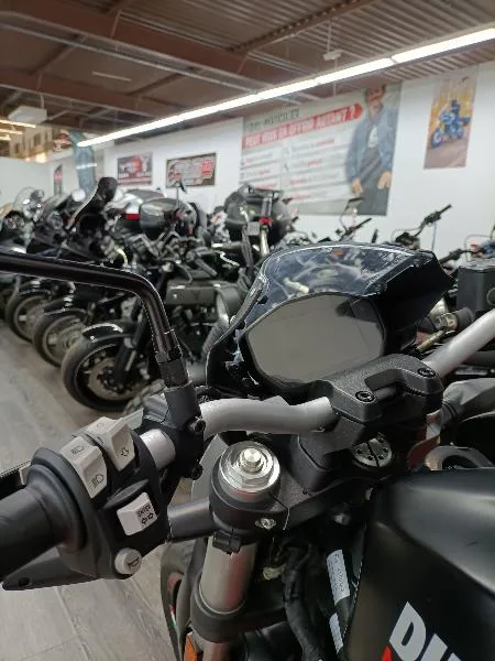 MONSTER 821