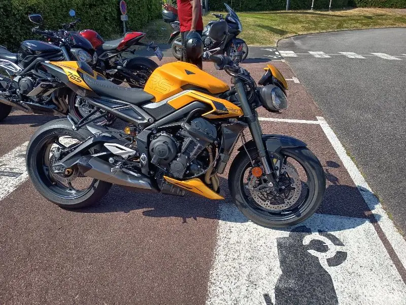 STREET TRIPLE 765 RS