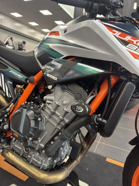 890 DUKE R